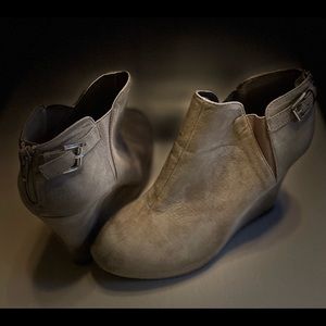 Qupid Taupe oil finish suede wedge booties Sz 10